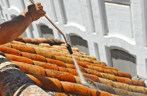 Démoussage de toiture à Roquettes
